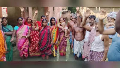 20 दिनों से रूखा-सूखा खाकर जी रहे बाढ़ पीड़ित, डर से काट रहे अंधेरी रात