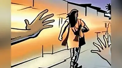 सड़क पर रोक कर किशोरी के साथ अश्लीलता