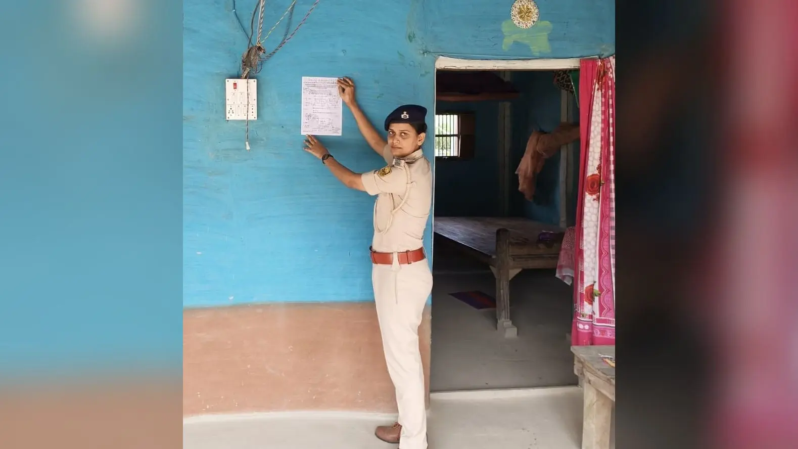 डकैती कांड के फरार अभियुक्त के घर थानाध्यक्ष ने लगाया इश्तेहार