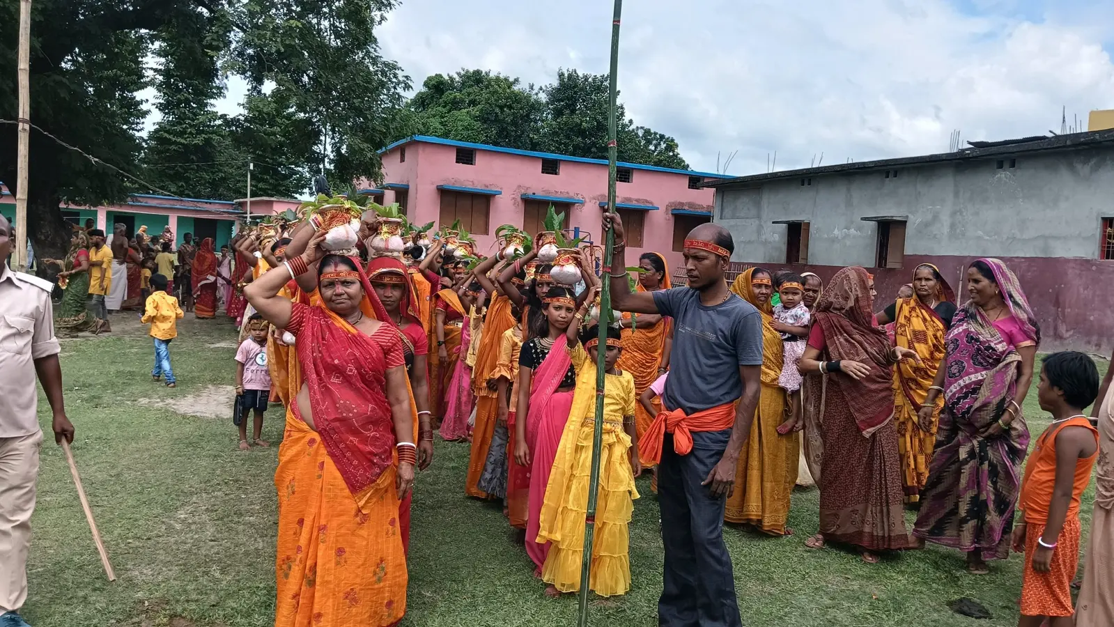 श्री कृष्ण जन्माष्टमी पर निकाली कलश यात्रा