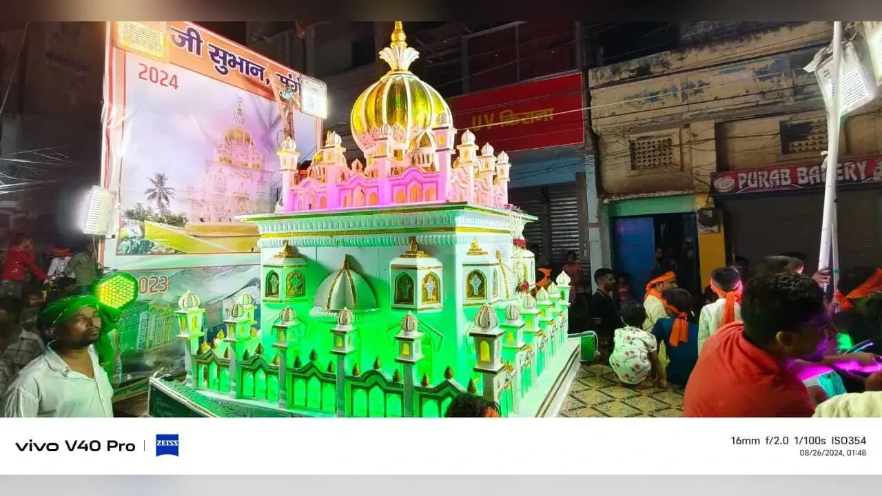 इमामबाड़ों से निकला ताजिया जुलूस व झांकी, अखाड़ा का लोगों ने जमकर उठाया आनंद