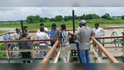 Samastipur News: अज्ञात लोगों ने काटा सखवा के बखारी स्लुइस गेट का बेल्डिंग