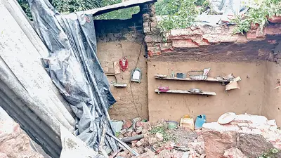 भारी बारिश में ढह गया घर