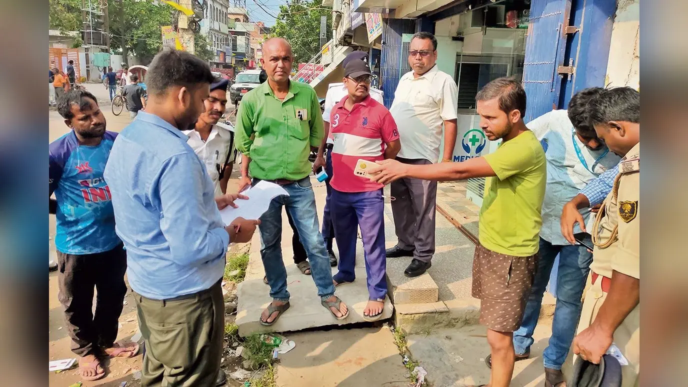 ट्रैफिक पुलिस ने दुकानदारों को थमाया नोटिस