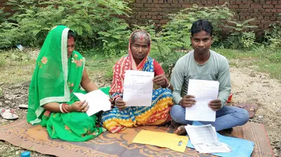 नौकरी व मुआवजा की मांग को लेकर भूख हड़ताल पर बैठा विस्थापित परिवार