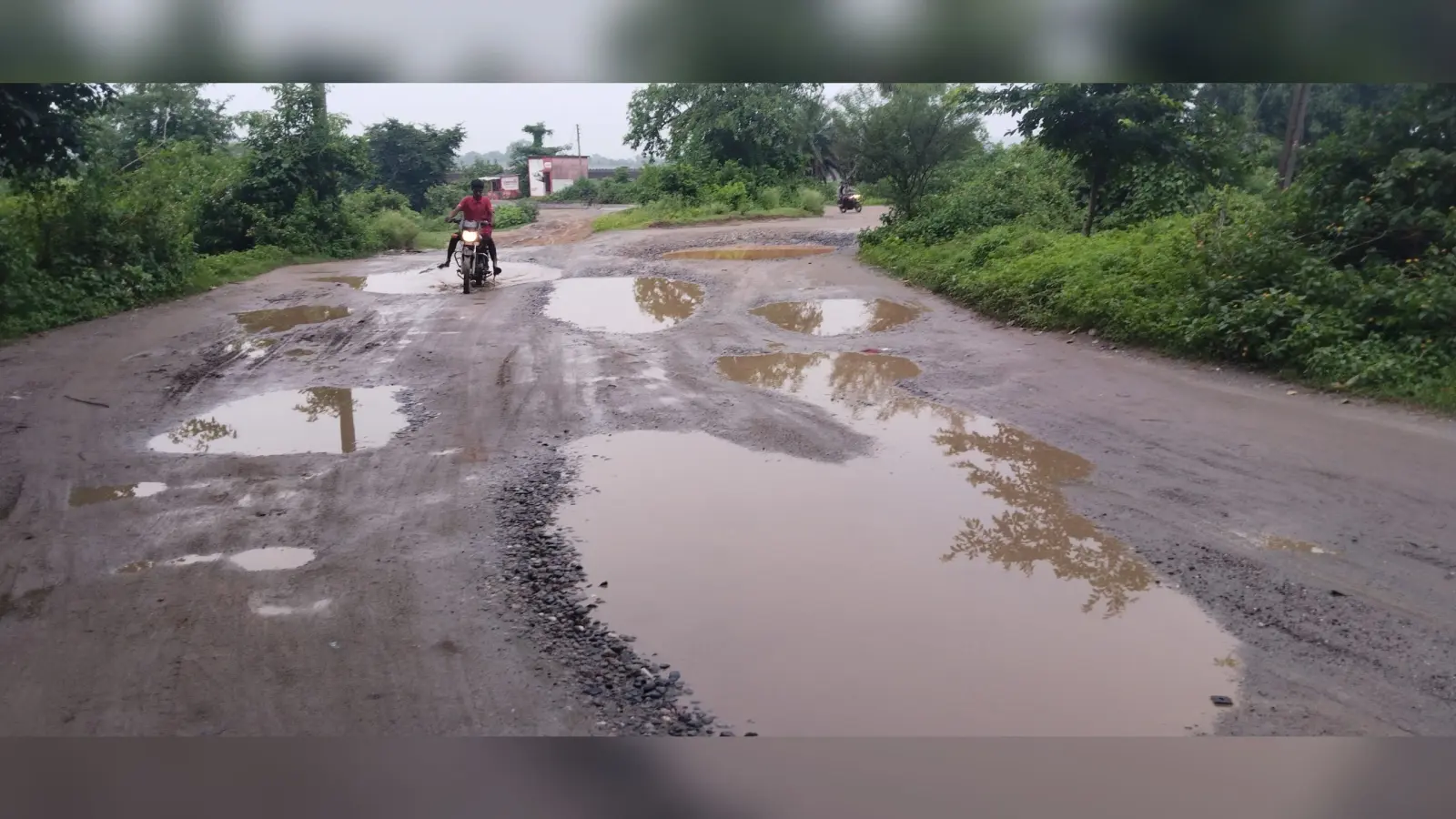 हादसे को न्योता दे रहे सडक़ पर बड़े-बड़े गड्ढे