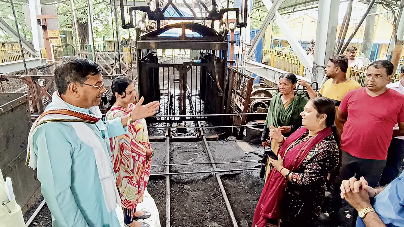 मृत पिता के बदले नौकरी की मांग करते हुए पुत्री ने कोलियरी का उत्पादन किया घंटों ठप