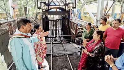 मृत पिता के बदले नौकरी की मांग करते हुए पुत्री ने कोलियरी का उत्पादन किया घंटों ठप