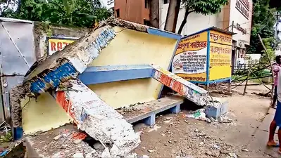 रात के अंधेरे में तोड़ा गया बस अड्डा, इलाके में फैली सनसनी