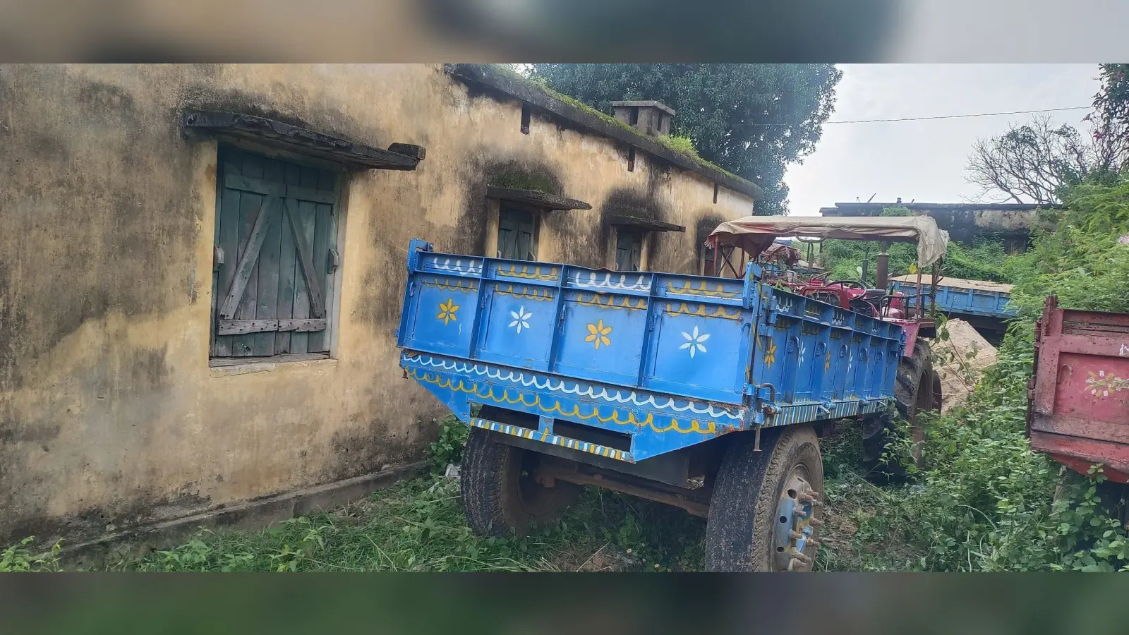 पुलिस ने बालू लोड एक ट्रैक्टर पकड़ा