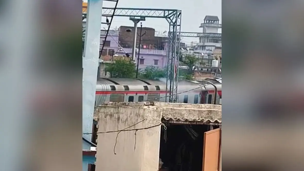 माड़ीपुर आउटर पर थी ट्रेन, पावर कार में धुआं देख सहमे लोग