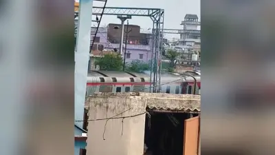 माड़ीपुर आउटर पर थी ट्रेन, पावर कार में धुआं देख सहमे लोग