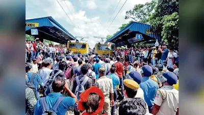मानकुंडू और हिंदमोटर स्टेशन पर रेल अवरोध के बीच हुआ हंगामा