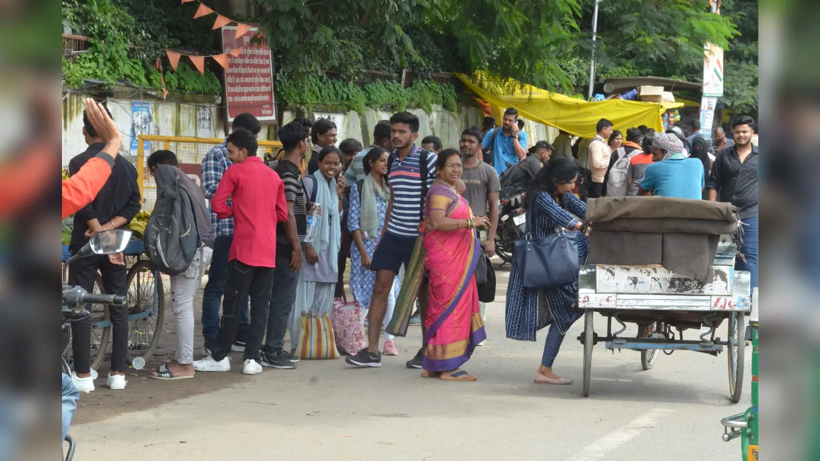 Ranchi news : ऑटो व ई-रिक्शा के पहिये थमने से परेशान रहे लोग, एंबुलेंस व मालवाहक से किया सफर