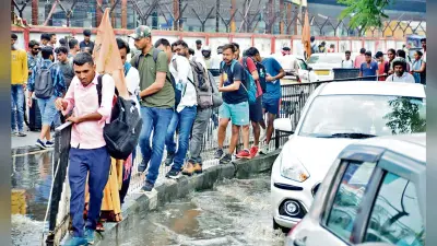 Ranchi news : एक घंटा की बारिश से सड़कों पर दो फीट तक भरा पानी