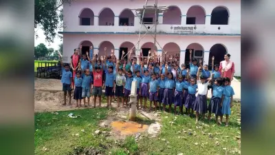 विद्यालय का चापाकल खराब होने को लेकर छात्रों ने किया विरोध प्रदर्शन