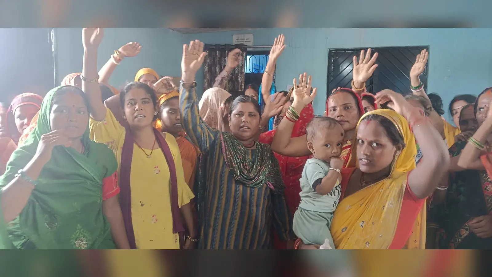 बीपीएम को जीविक कर्मियों ने बनाया बंधक