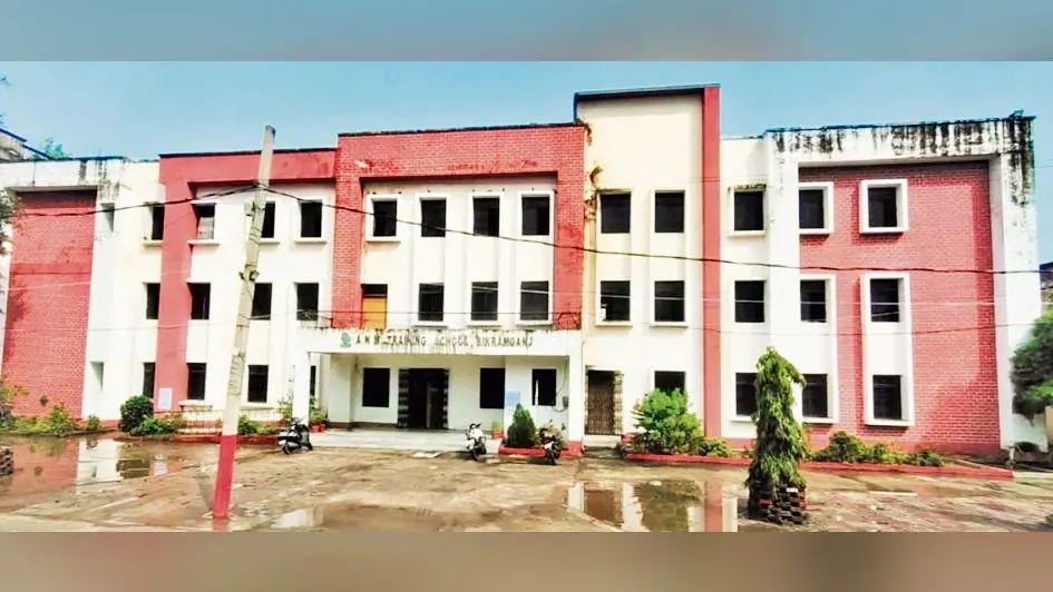 एएनएम स्कूल की चहारदीवारी नहीं होने से छात्राएं असुरक्षित