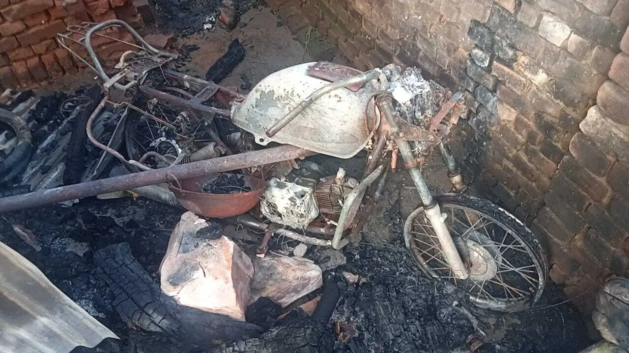 पड़ेरिया गांव: घर में लगायी आग