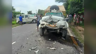 हादसा : हाइवा से टकराया पिकअप वैन, चालक व खलासी घायल