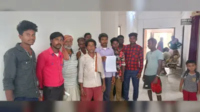 सामुदायिक शौचालयों पर दबंगों ने जमा रखा है कब्जा