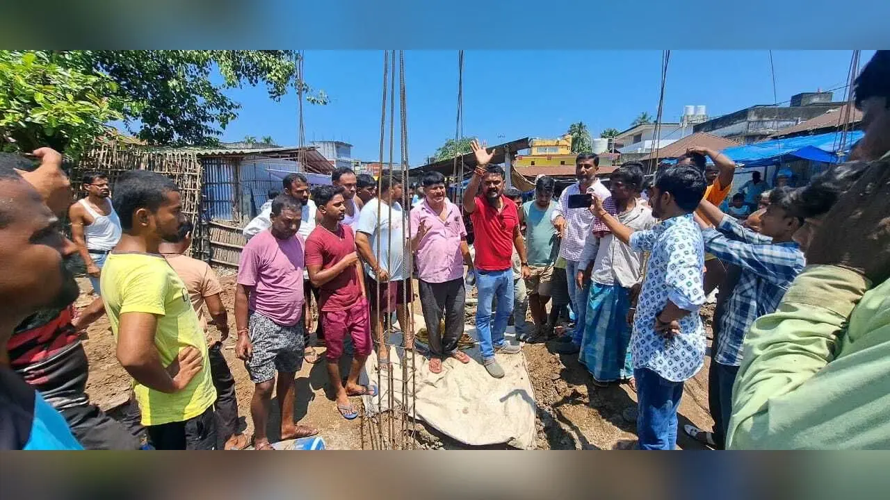 ठाकुरगंज हाट में हो रहे पक्के दुकानों के निर्माण कार्य का स्थानीय लोगों व दुकानदारों ने किया विरोध