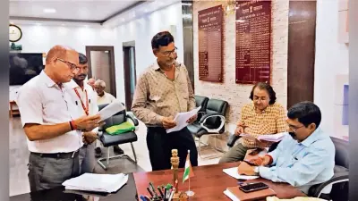 डीएम के आदेशों का पालन नहीं कर रहे अधिकारी, नियम ताक पर