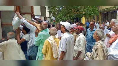 भूमि सर्वे : धक्का-मुक्की से टूटी लेखागार काउंटर की खिड़की