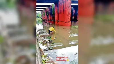 सर्कुलर रेल के यात्रियों के लिए बारिश बन रही मुसीबत