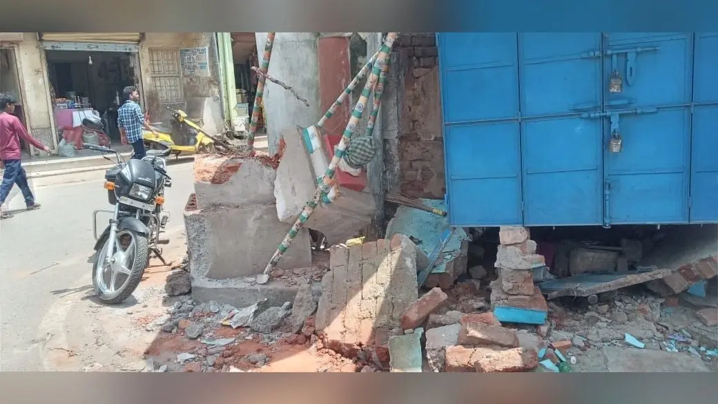 अज्ञात वाहन के धक्के से नेताजी की प्रतिमा क्षतिग्रस्त