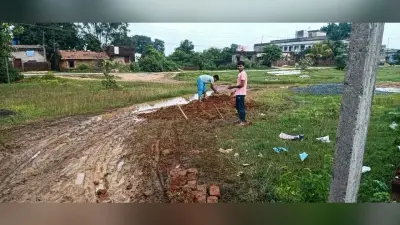 मुस्कान कॉलोनी का मुख्य सड़क कीचड़मय, लोगों बढ़ी परेशानी