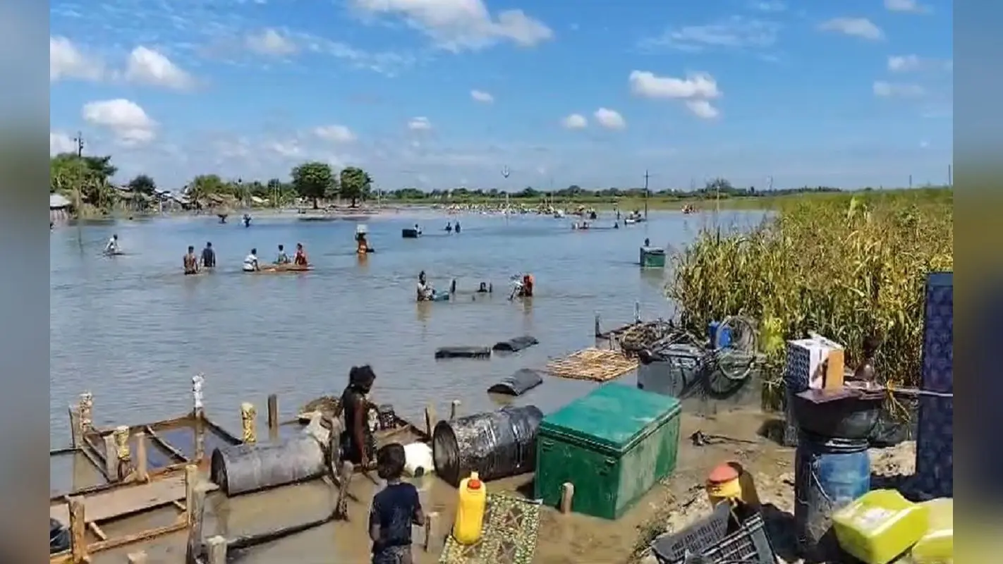 Bihar Video: भागलपुर में और बढ़ सकती है बाढ़ की तबाही, नवगछिया में गंगा की दहाड़ से कांप रहे लोग