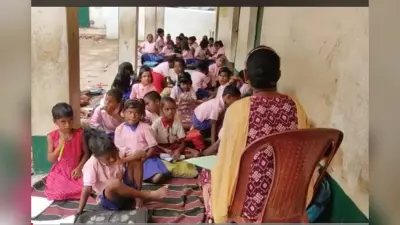 Jharkhand Government School: सरकार ने 5 साल पहले तोड़ा स्कूल, पेड़ के नीचे बच्चे पढ़ने को मजबूर