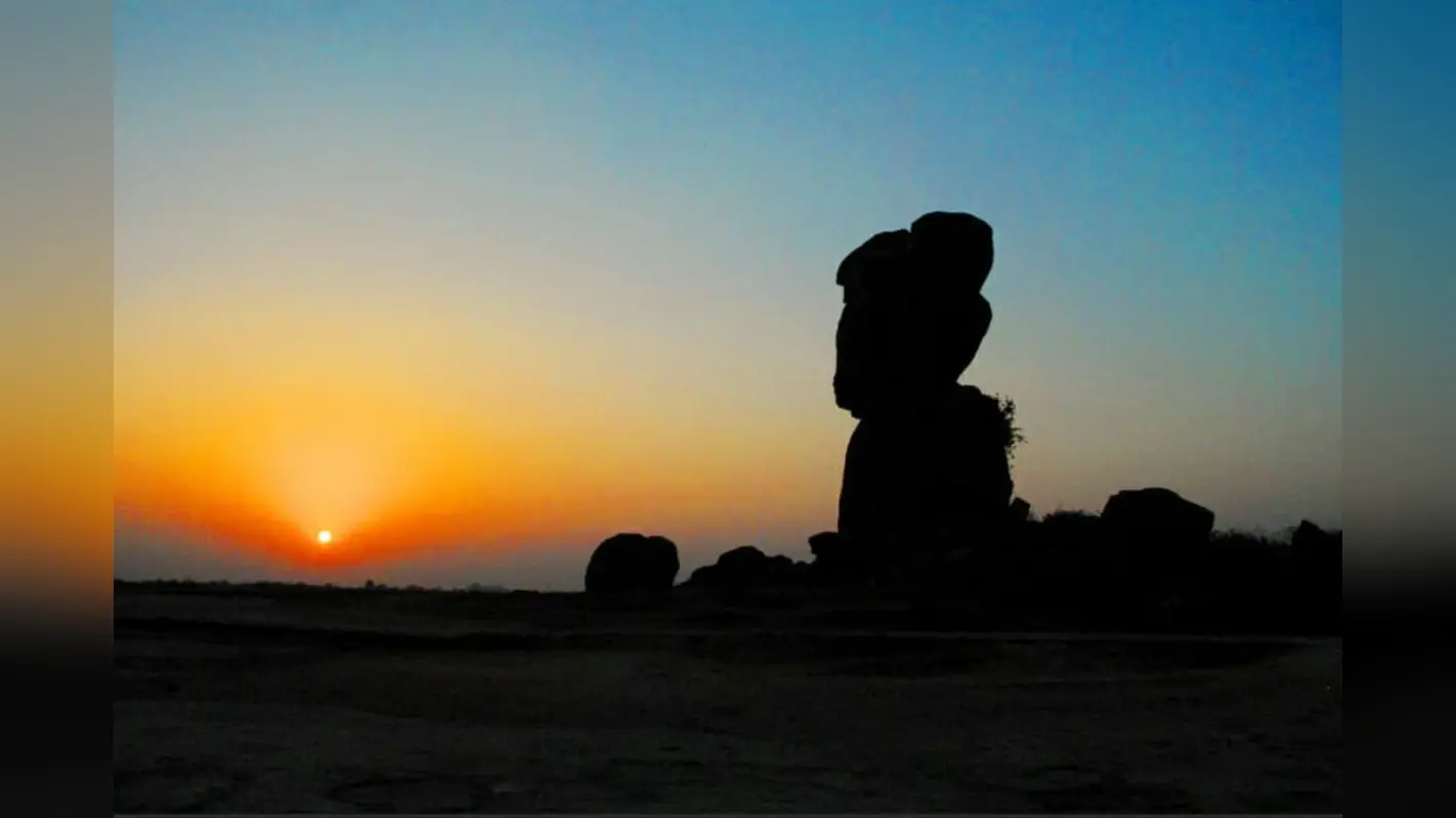 Jharkhand Tourism: गुरुत्वाकर्षण के नियमों को चुनौती देता गुमला का गोबर सिल्ली पहाड़