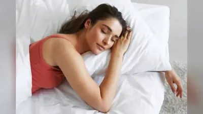 Sleeping Astrology: महिलाएं इस दिशा में पैर करके कभी न सोएं, जानिए कौन सी दिशा है शुभ