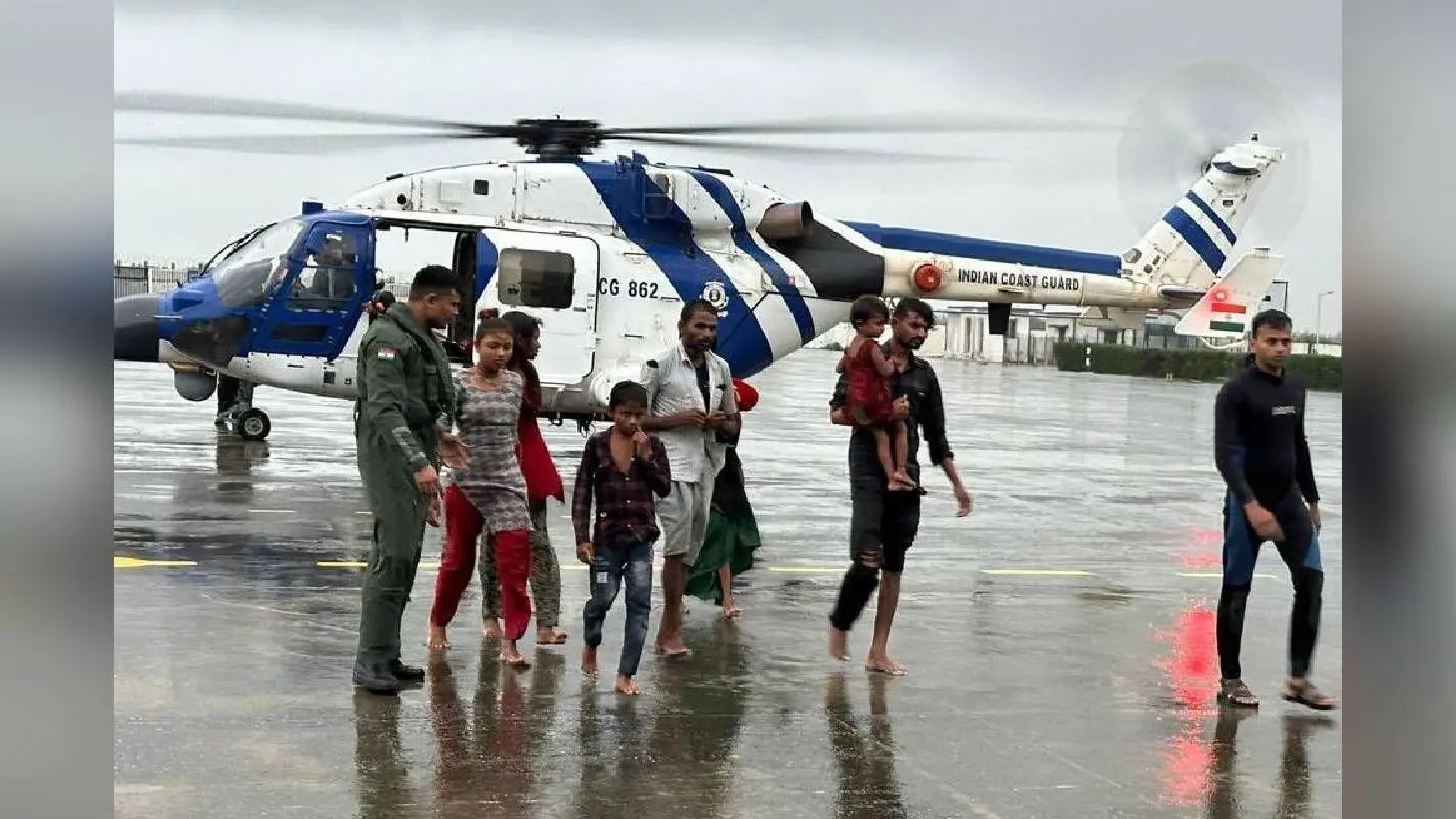 Gujarat Floods Video : रस्सी के सहारे बची जिंदगी, सामने आया ये वीडियो