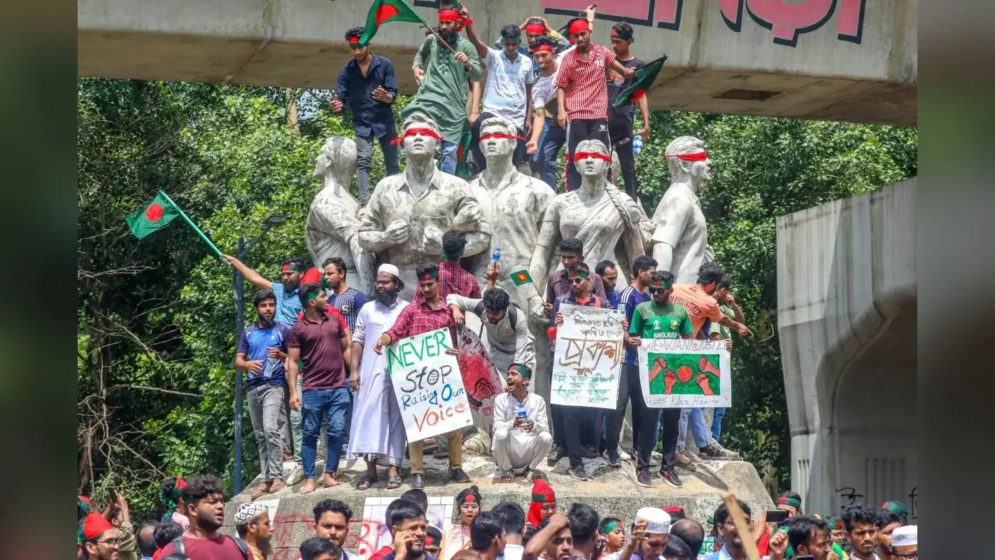 Bangladesh Hindu Population: बांग्लादेश में हिंदू खतरे में? मंदिर क्षतिग्रस्त, जानें कितनी है आबादी
