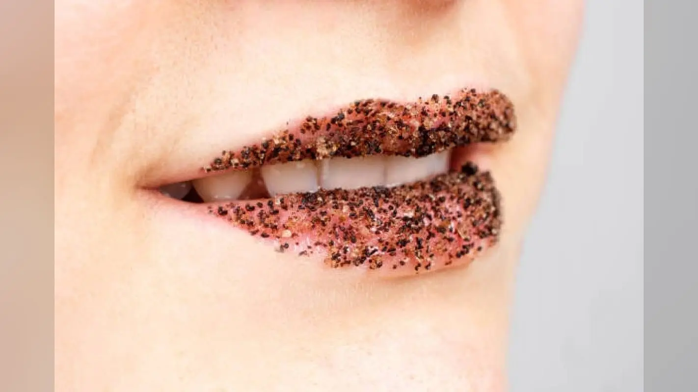 Homemade Lip Scrub: ड्राई होंठ के लिए फायदेमंद है होममेड स्क्रब, जानें बनाने और लगाने का तरीका