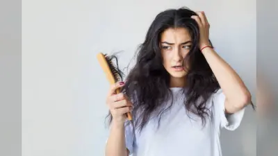 Stop Hair Fall: बारिश के मौसम में बालों के झड़ने से हैं परेशान, तो फॉलो करें ये टिप्स