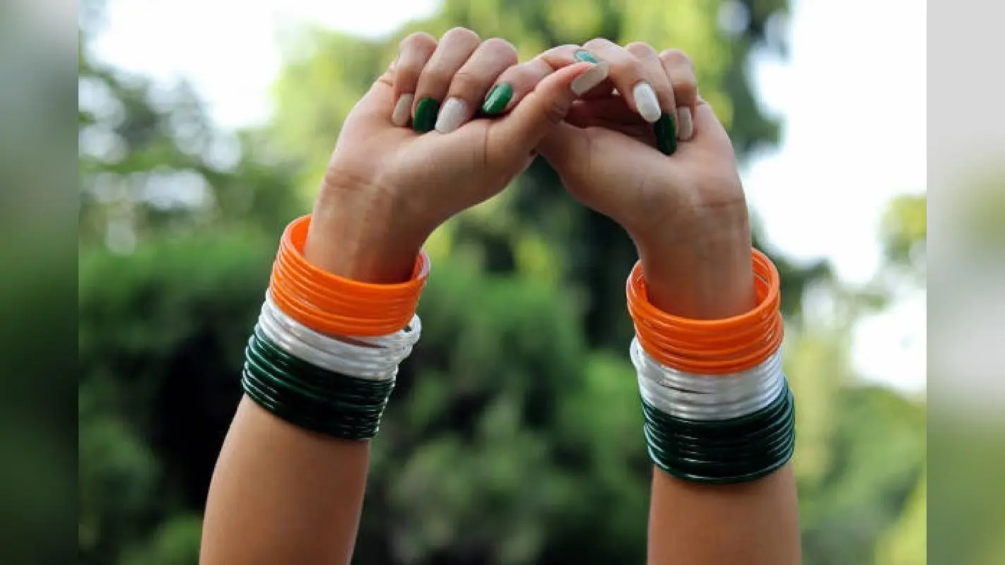 Independence Day Special Look Ideas: इस दिन कपड़ों से लेकर मेकअप तक दिखाएं देशभक्ति की झलक