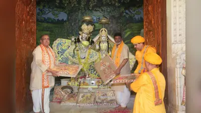 Janmashtami: 5251 दीपों से जन्माष्टमी महोत्सव की शुरुआत, ठाकुर जी को अर्पित किया गया सोम चंद्रिका पोशाक
