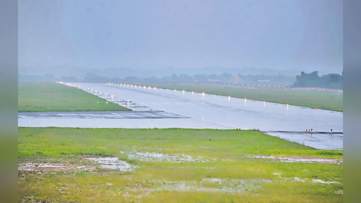 Jharkhand Weather: भारी बारिश से रांची एयरपोर्ट के रन-वे पर भरा पानी, कई विमान लेट