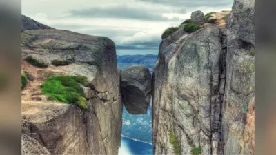 Kjeragbolten, Norway: केजेरागबोल्टन चट्टान तक पहुंचना नही है आसान, केवल साहसी लोगों में है हिम्मत इस पर कदम रखने की
