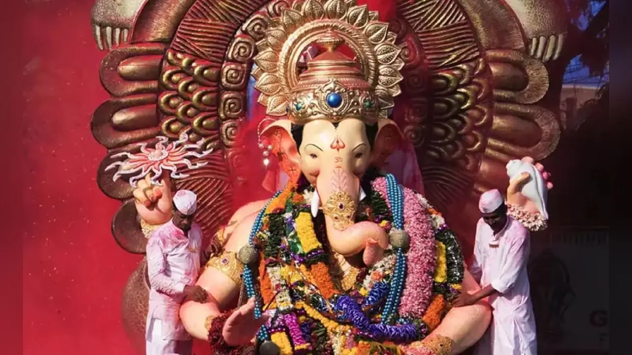 Lalbaugcha Raja: जानिए क्यों खास है लालबाग के गणपति बप्पा, करते हैं भक्तों की मन्नत पूरी