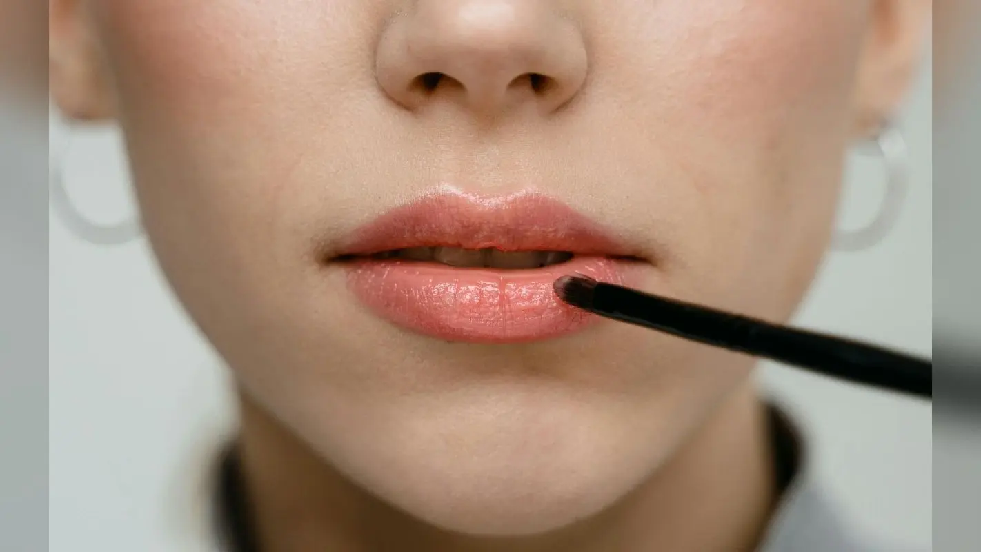 Beauty Tips: काले और बेजान होठों को फिर से बनाएं गुलाबी और खूबसूरत, जानें क्या है तरीका