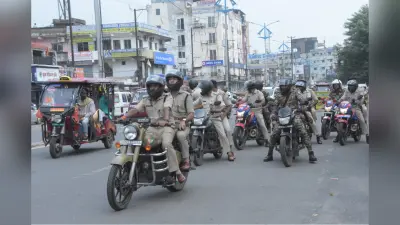 धनबाद : बाइक पर अधिकारियों संग निकले एसएसपी, जगह-जगह रुककर व्यापारियों व स्थानीय लोगों से जाना सुरक्षा व्यवस्था का हाल