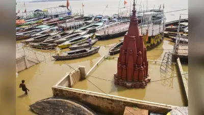 Varanasi Rain : गंगा उफान पर, छत पर किया जा रहा है दाह संस्कार