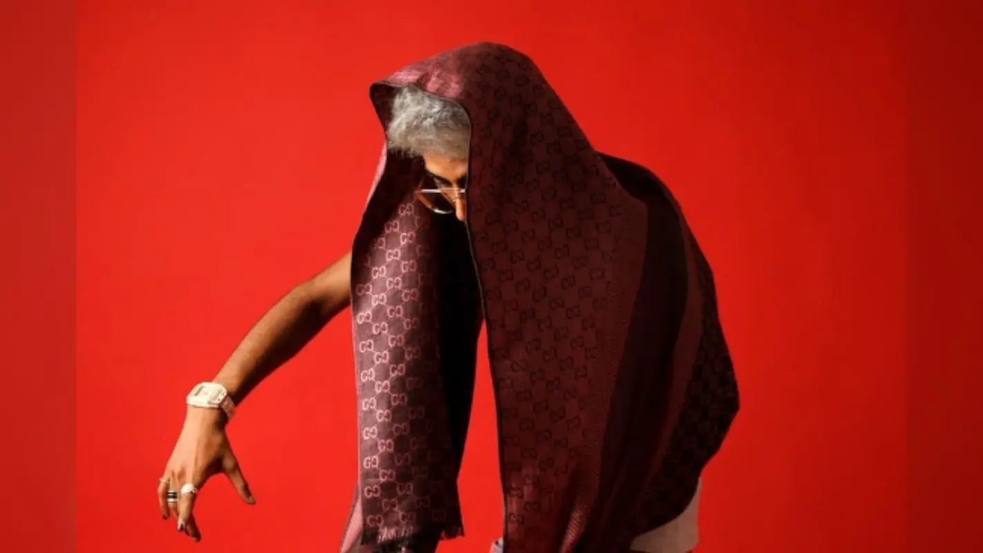 इस रैपर से हाथ मिलाने के लिए एक शख्स के कंधे पर चढ़ गया ये फैन, यूजर्स बोले- कितना भी नफरत कर लो…