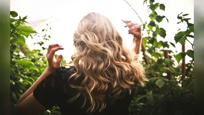 Hair Care Tips: बारिश के दिनों में इस तरह से पाएं डैंड्रफ से छुटकारा, जानें आसान तरीका