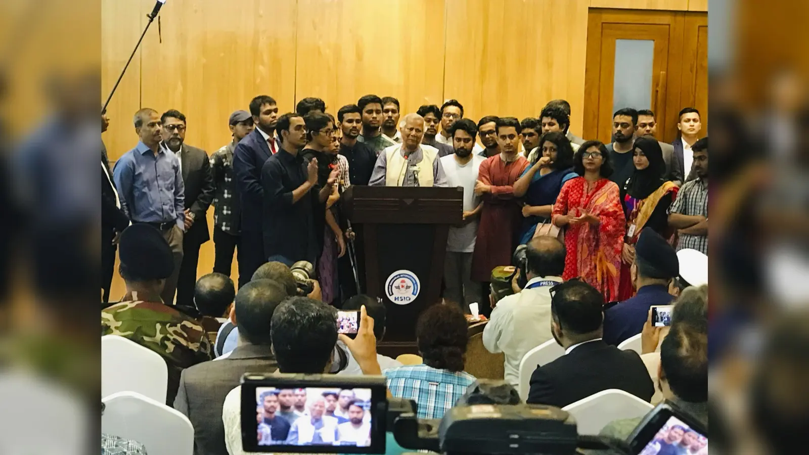 Bangladesh Hindu violence: यूनुस ने तोड़ी चुप्पी, कहा – हिंदुओं पर हो रही हिंसा जघन्य अपराध है, हमें इसे मिलकर रोकना होगा